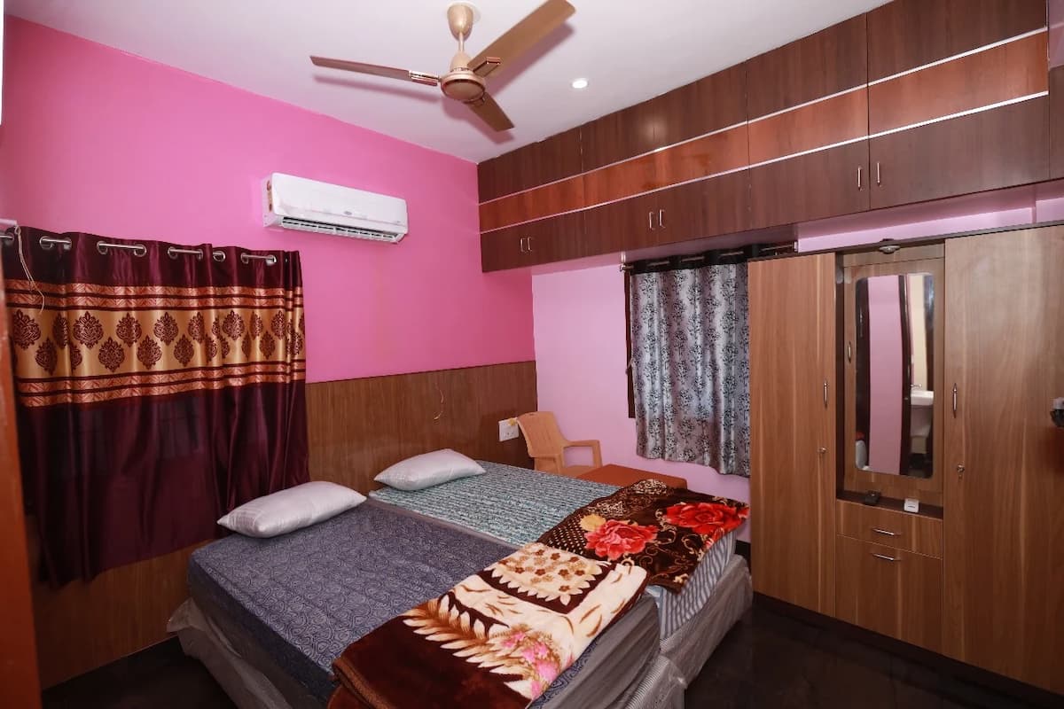 Twin bedroom